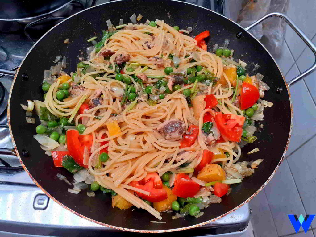 Espaguete com vegetais e sardinha