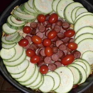 Farfalle de Forno com Abobrinha e Linguiça