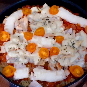 Macarrão de forno com molho de tomate caseiro