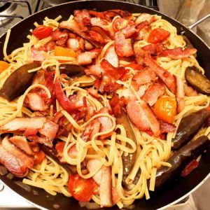 Linguine com mini berinjela, bacon e tomate