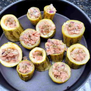 Abobrinha recheada com atum