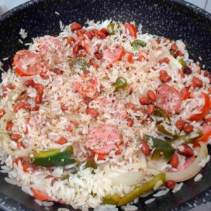 Arroz com feijão de frigideira do seu estilo