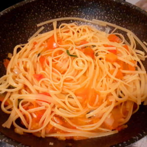 Linguine ao molho caseiro super prático