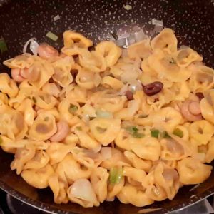 Capeletti ao azeite com champignon e azeitona preta