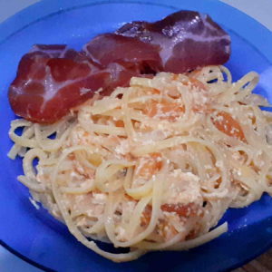 linguine com ovo e copa ao molho de tomate