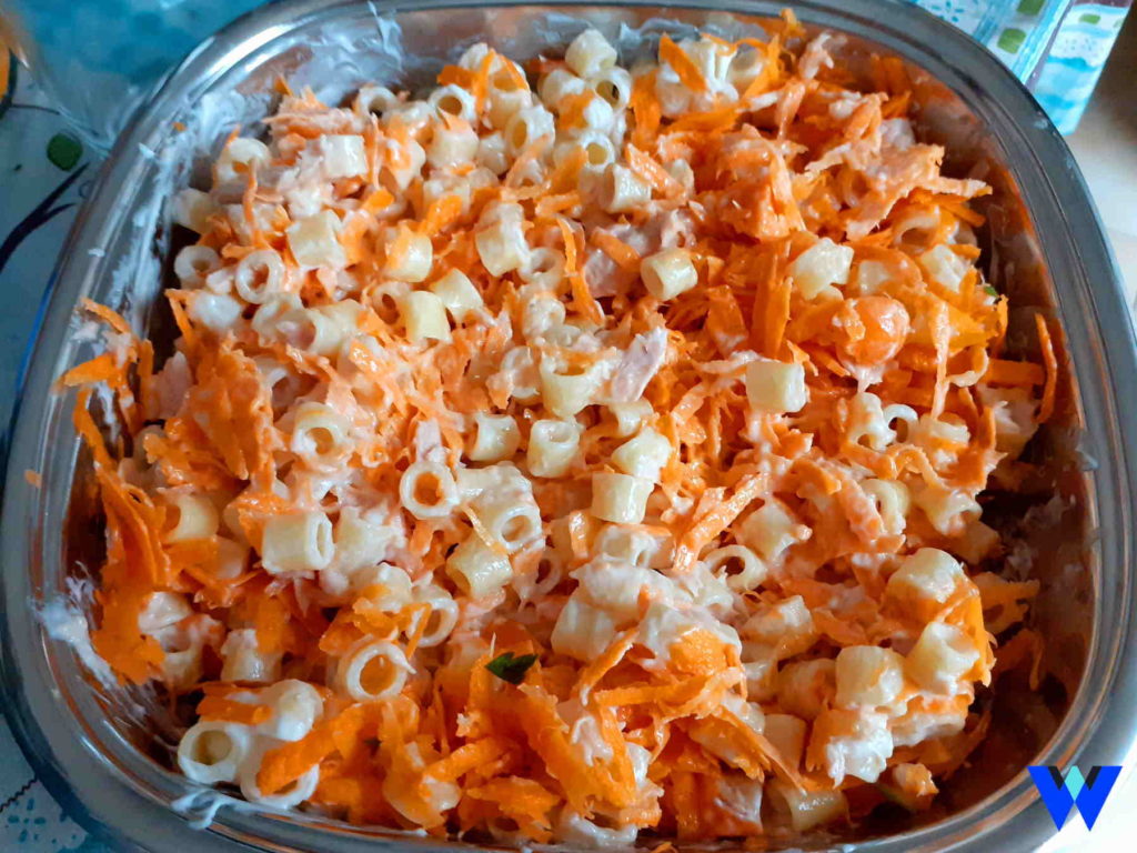 Salada de maionese com macarrão com maionese e cenoura