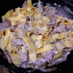 Pappardelle com frango ao vinho e creme de leite