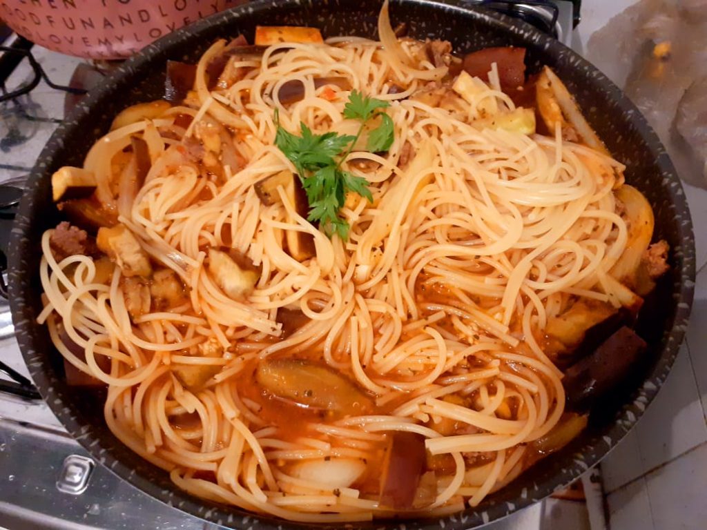 Espaguete bolonhesa com berinjela