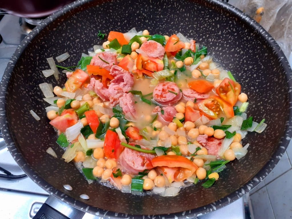 Arroz com açafrão e grão de bico na panela