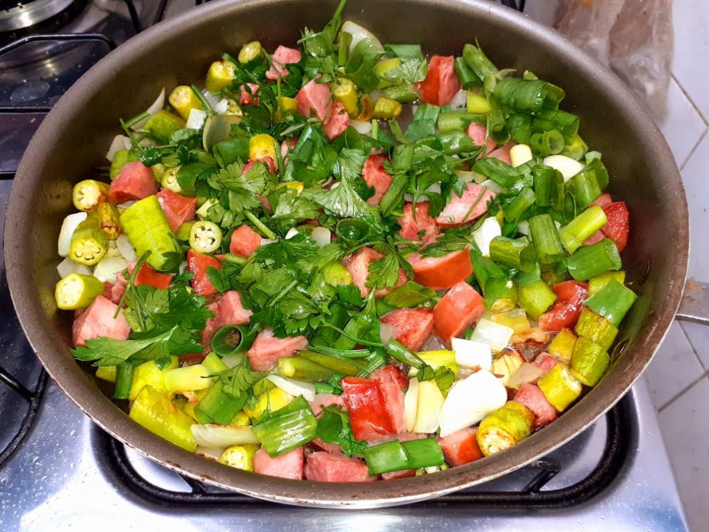 Arroz com açafrão e linguiça preparo