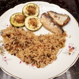 Arroz integral com sardinha. Prato rápido e prático
