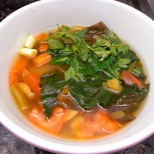Sopa de espinafre com batata. Super nutritiva