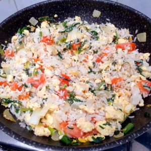 Arroz com ovo mexido super fácil