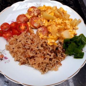 Arroz integral com ovo mexido. Receita fresquinha da casa