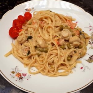 Linguine ao molho branco com ervilha. Receita famosa da casa
