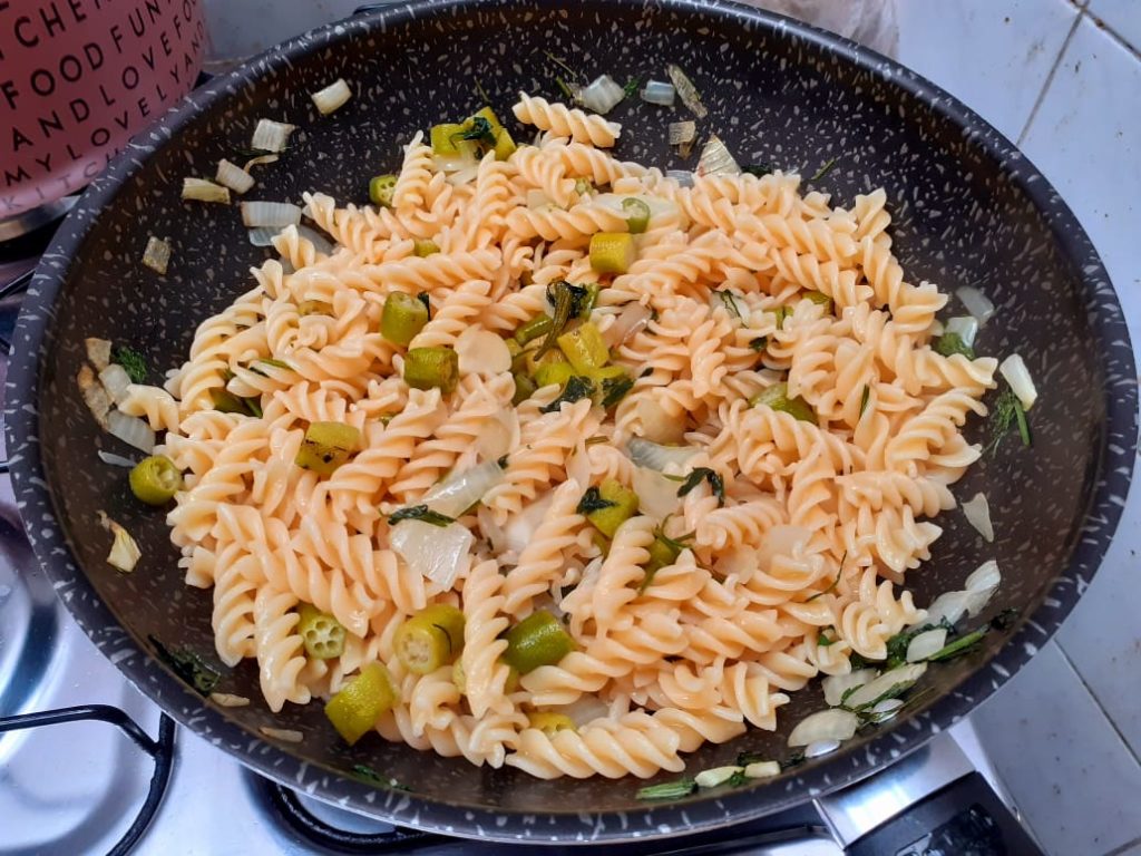 Macarrão com frango e quiabo