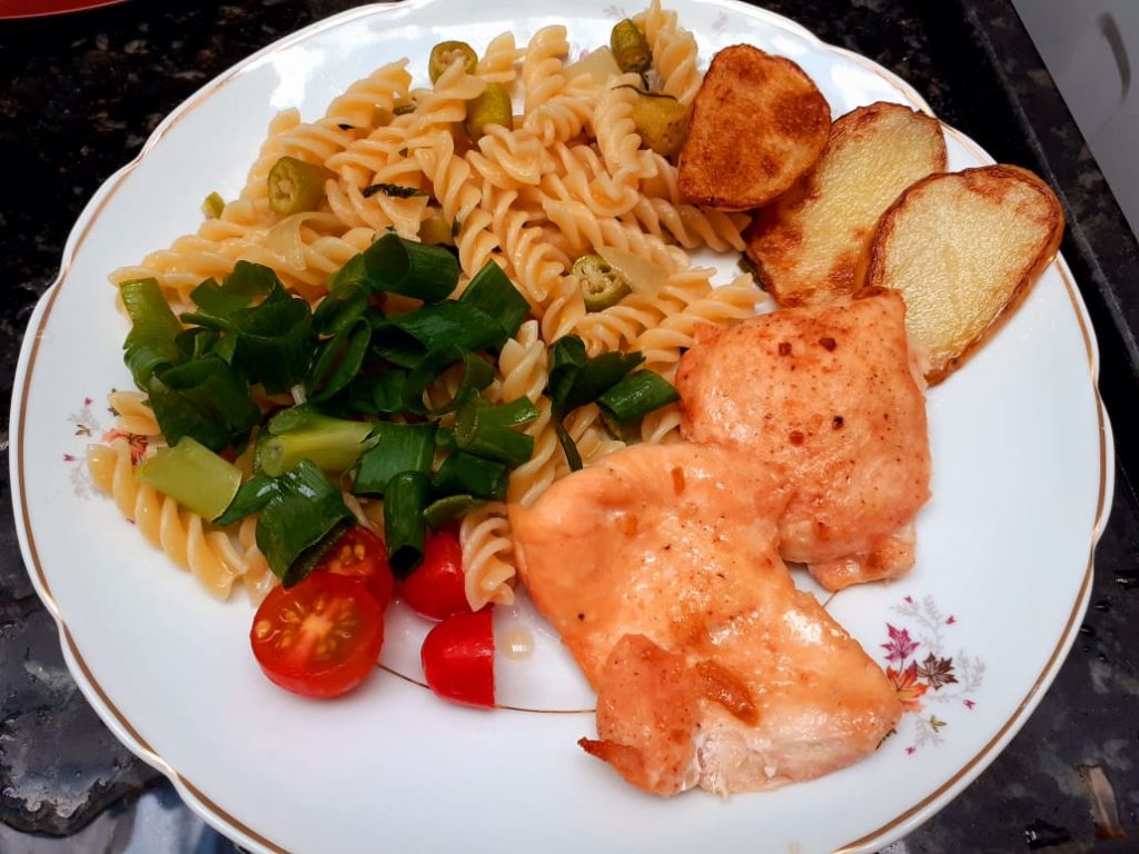 Macarrão com frango e quiabo