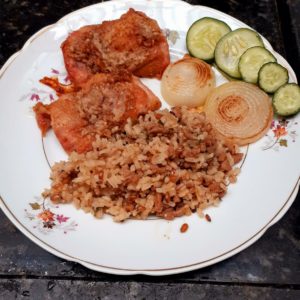 Arroz integral com sobrecoxa assada. Receita cheia de sabor