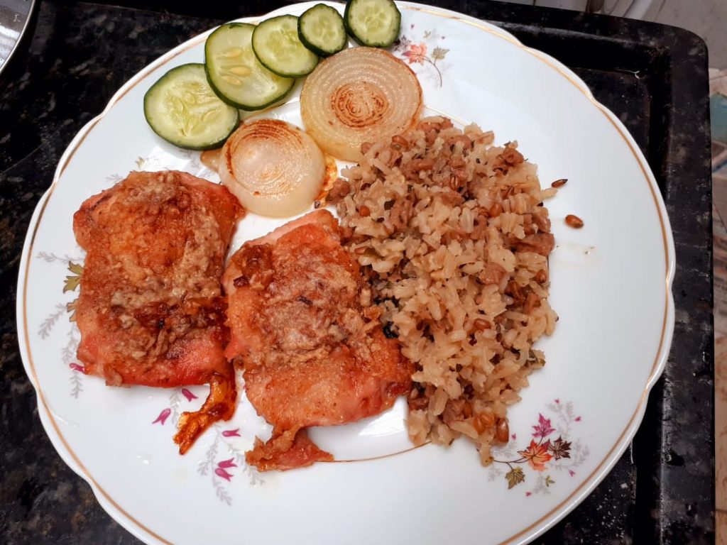 Arroz integral com sobrecoxa assada