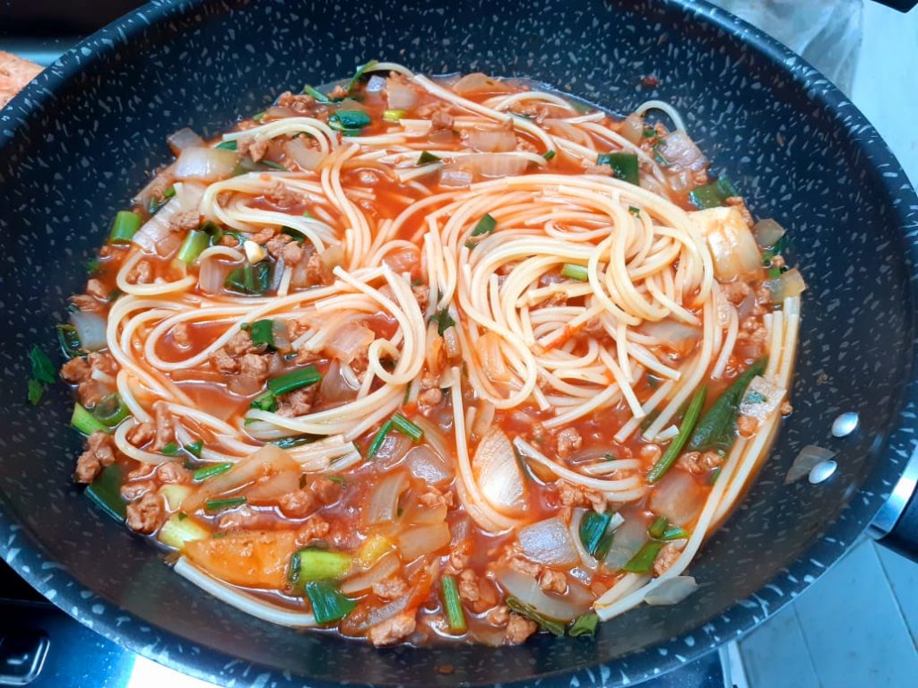 Preparando o Macarrão com sobrecoxa de frango