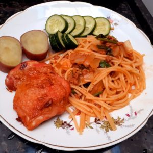 Macarrão com sobrecoxa de frango