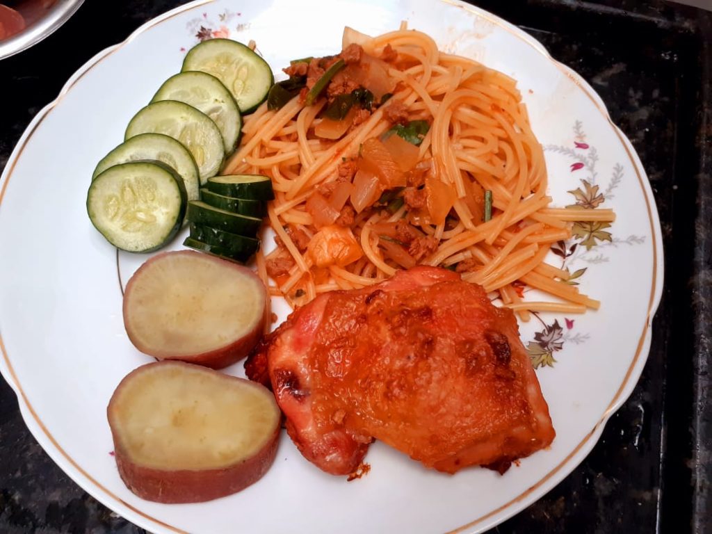 Macarrão com sobrecoxa de frango