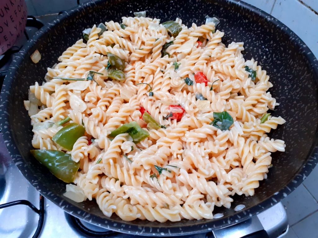 Macarrão parafuso ao molho branco preparo