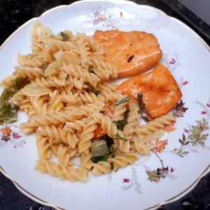 Macarrão parafuso ao molho branco. Um completo de sabor