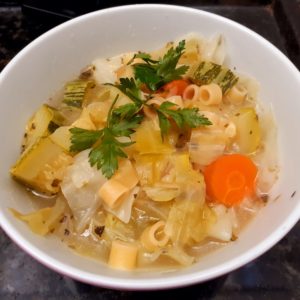 Sopa de abobrinha com repolho para esquentar o dia