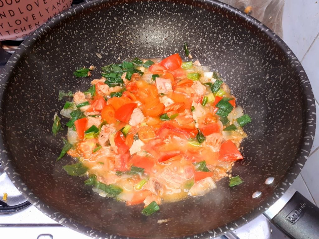 Preparo do Linguine ao molho branco e atum