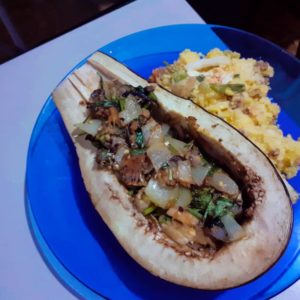 Berinjela recheada com sardinha. Receita de forno fácil