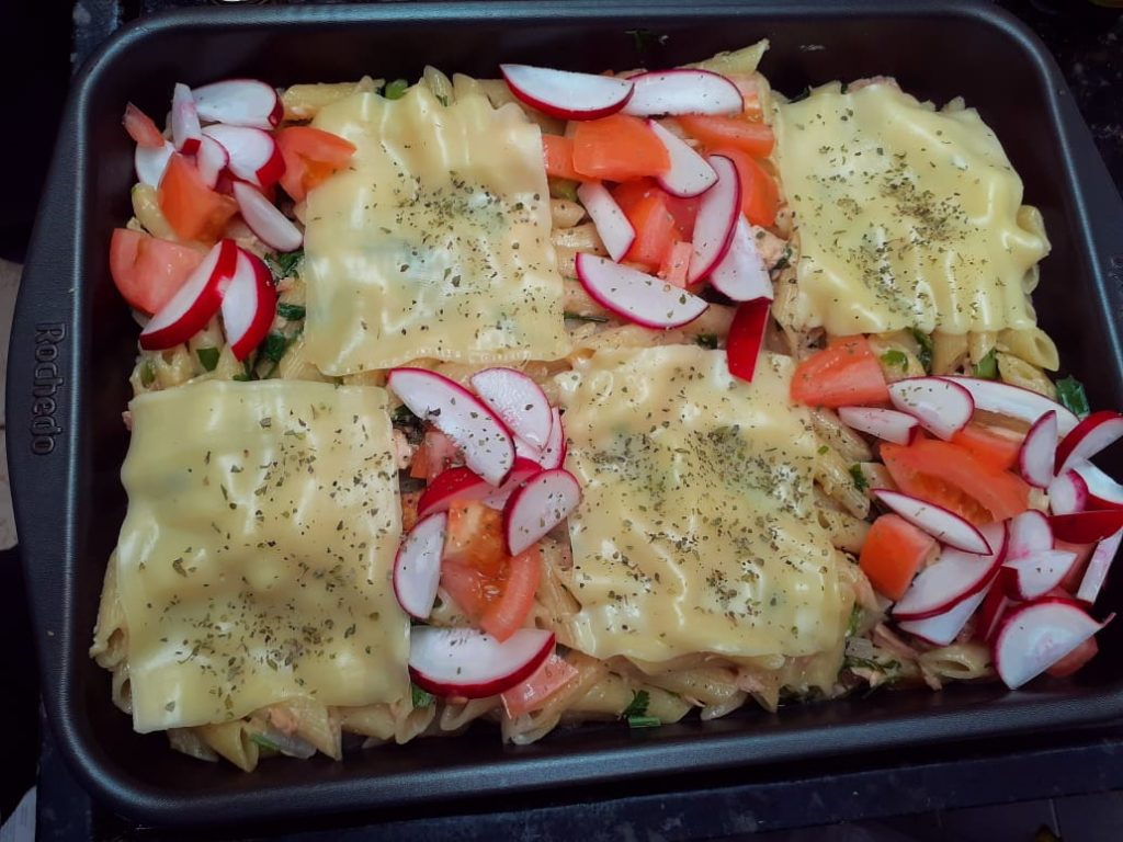 Macarrão de forno com queijo e rabanete