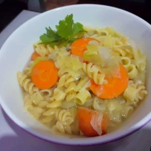 Sopa de repolho com macarrão. Esquente o seu dia de uma vez.