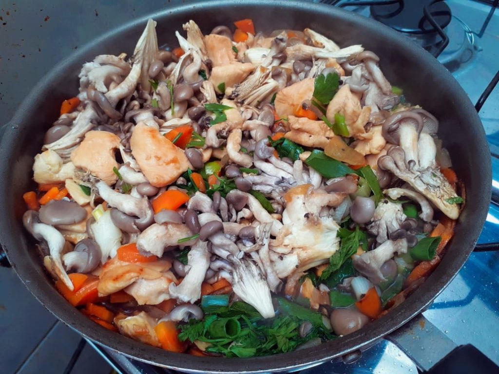 Yakisoba de shimeji com frango