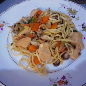 Yakisoba de shimeji com frango. Prato clássico cheio de sabor.