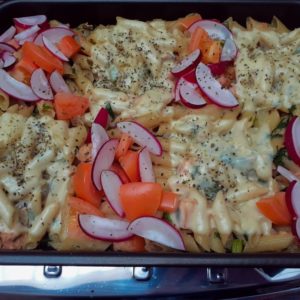Macarrão de forno com queijo e rabanete. Elegante e cheia de sabor