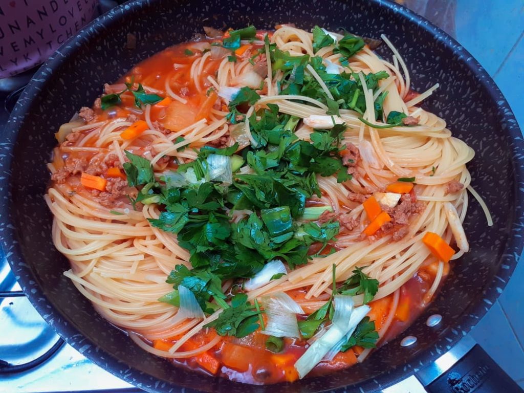 carne de soja com macarrão