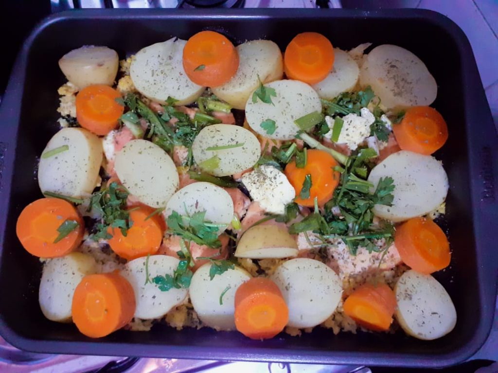 Filé de frango no forno com batata e cenoura