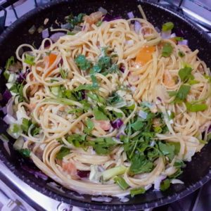 Macarrão ao molho branco vegano. Rápido e prático de preparar