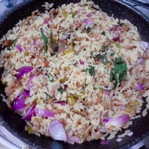 Arroz com espinafre e feijão. Um prato vegetariano com muito sabor