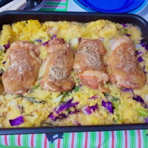 Cuscuz com sobrecoxa no forno. Sabor para todo o lado.