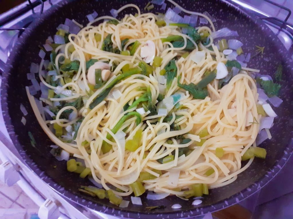 Espaguete com espinafre