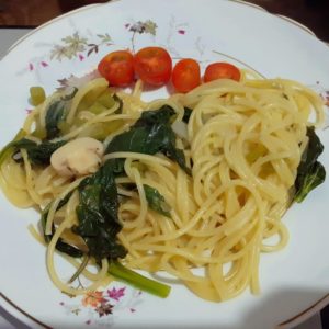 Espaguete com espinafre prático e saboroso
