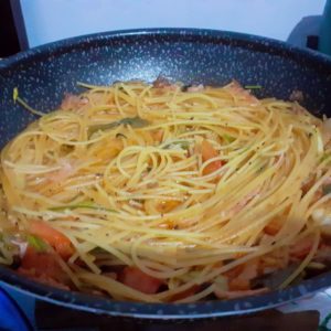 Espaguete com presunto. Receita prática e fácil da casa