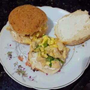 Hambúrguer de frango com ovo. O lanche perfeito