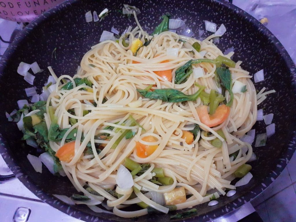 Macarrão com espinafre e tomate