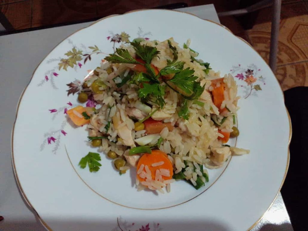 arroz com frango e ervilha