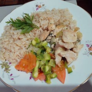 Frango com arroz integral. Veja como cozinhar