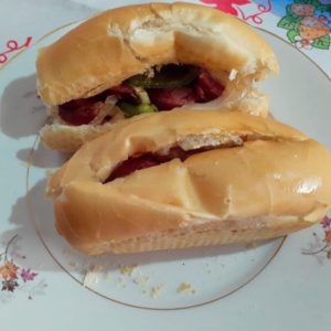 Sanduiche com linguiça. Fácil, prático e saboroso.