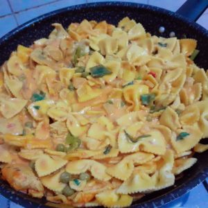 Strogonoff de frango com ervilha